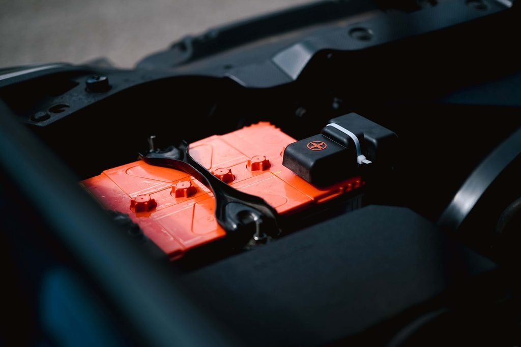 Batería de coche con los bornes conectados